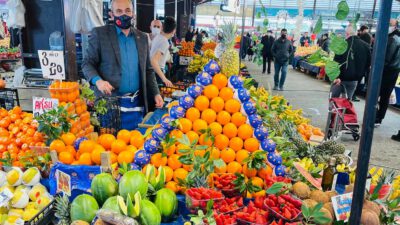 Bursa’da vatandaşlar pazarlara koştu! Marketler fiyatları indirdi! Pazarcılar Oda Başkanı naylon indirime isyan etti!