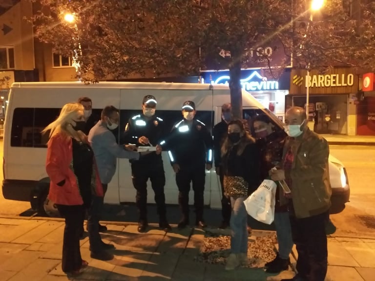GAZETECİLER BASIN BİRLİĞİ DERNEĞİ’NDEN (GBBD) POLİSLERE TATLI VE ÇAY İKRAMI..