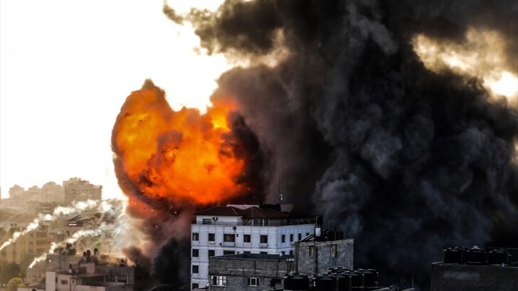 İsrail, Gazze’de çok katlı bir binayı vurdu