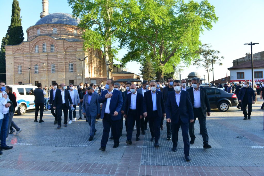 BAŞKAN OKTAY YILMAZ BAYRAMI EMİR SULTAN CAMİİ’NDE KARŞILADI