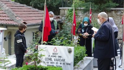 Bursa’da şehit yakınları bayramın ilk gününde şehitliğe koştu