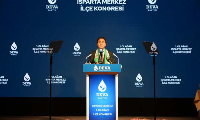 Kokuşmuş suç örgütleriyle iç içe geçmiş olaylar kabineden bir ismin etrafında dönüyor