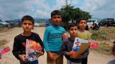 Bursa’da mevsimlik tarım işçilerinin çocuklarının kitap sevinci