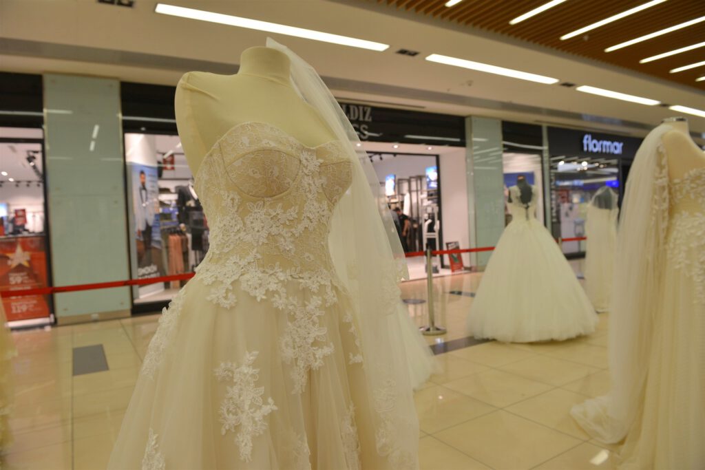 MÜLTECİ KADINLAR TARAFINDAN DİKİLEN GELİNLİKLER İLK KEZ ANKAMALL’DA GÖRÜCÜYE ÇIKTI…