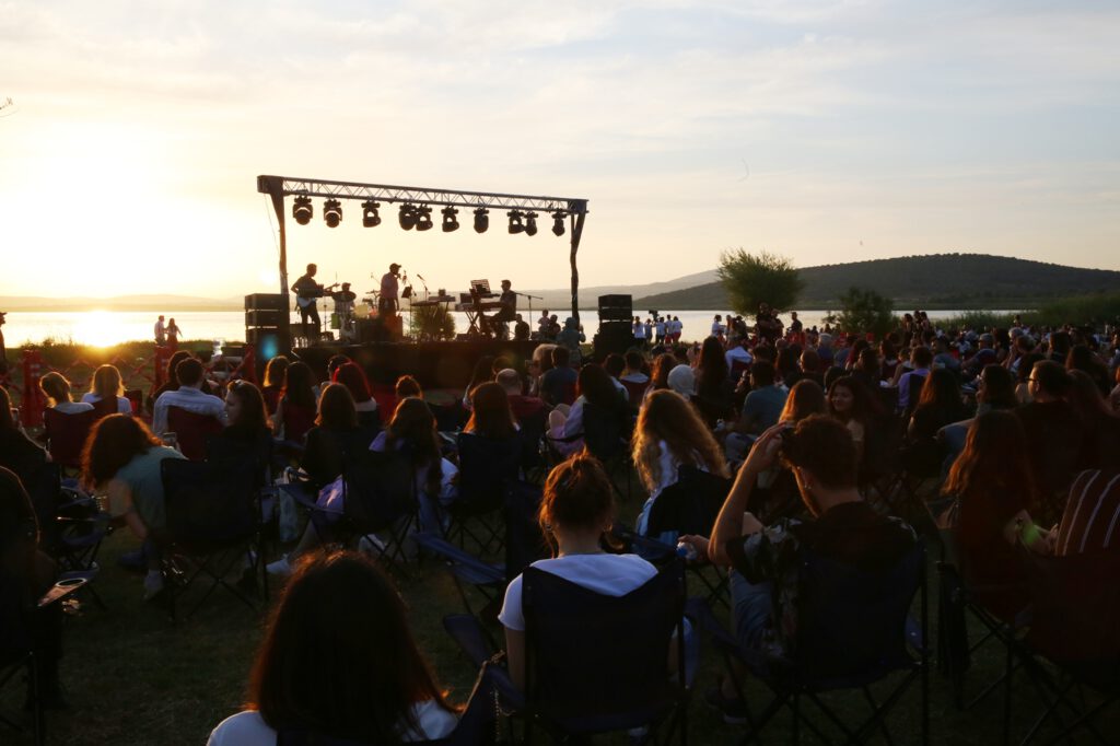 Can Kazaz’dan göl kıyısında muhteşem konser