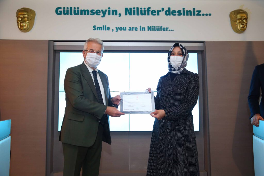 Hasta ve Yaşlı Bakımı eğitimine katılanlara sertifika