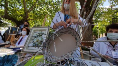 Bursalı kadınlar çöpe gidecek gazeteleri sanat eserine dönüştürüyor