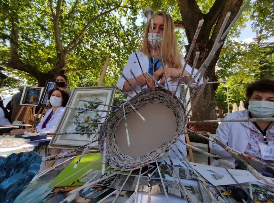 Bursalı kadınlar çöpe gidecek gazeteleri sanat eserine dönüştürüyor