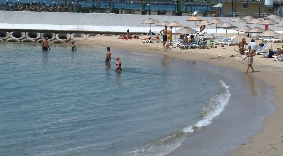 Müsilaja rağmen denize girdiler