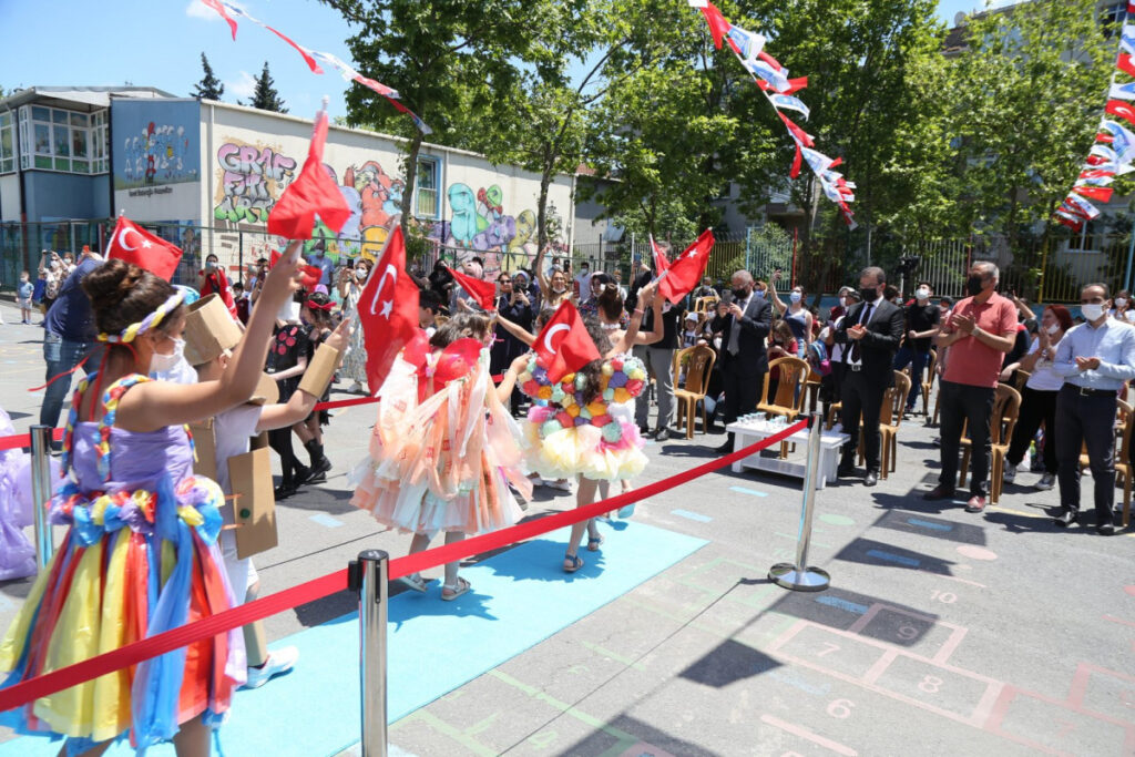 İlkokul öğrencilerinden geri dönüşüm defilesi