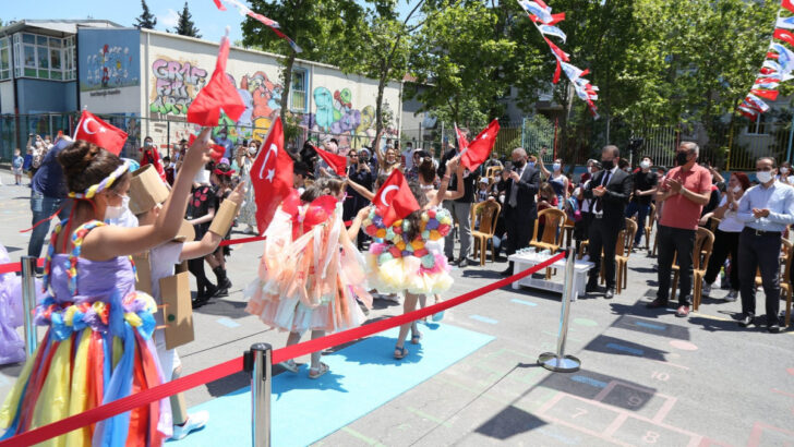 İlkokul öğrencilerinden geri dönüşüm defilesi