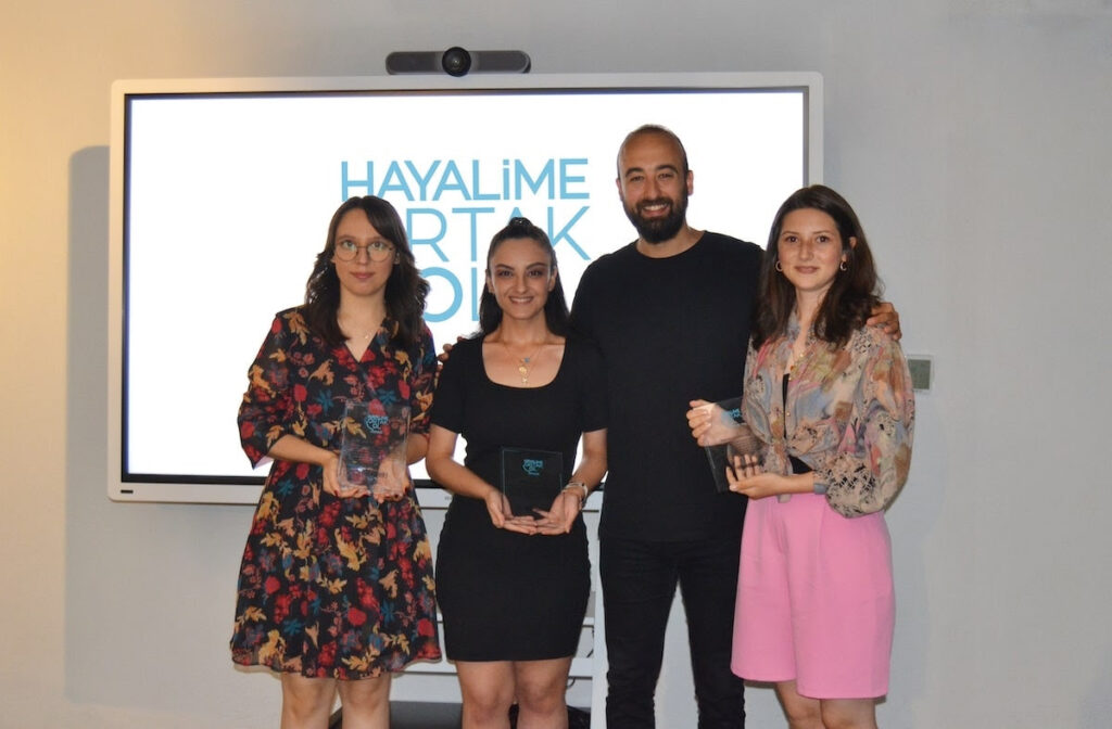 Hayalime Ortak Ol Derneği İlk Mezunlarının Mutluluğunu Paylaşıyor