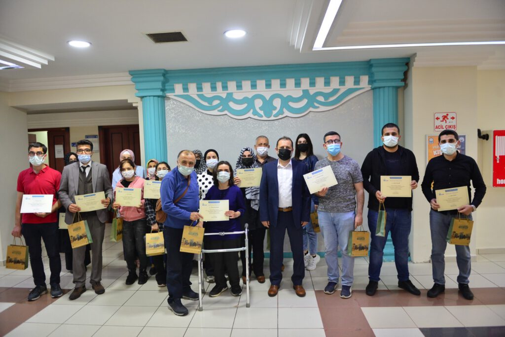 YILDIRIM’DA “PROJE HAZIRLAMA VE YÖNETİMİ” KURSİYERLERİ SERTİFİKALARINI ALDI
