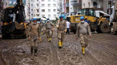 Sel afetinin izleri silinmeye çalışılıyor! Mehmetçik de sahaya indi!