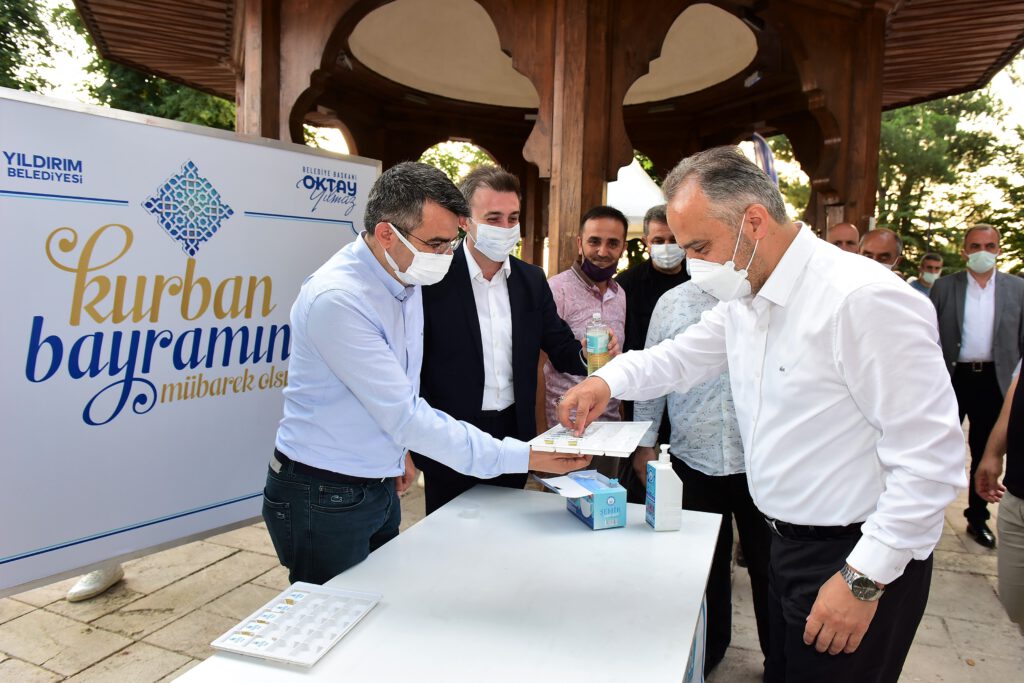 YILMAZ BAYRAMI YILDIRIM BEYAZIT CAMİİ’NDE KARŞILADI