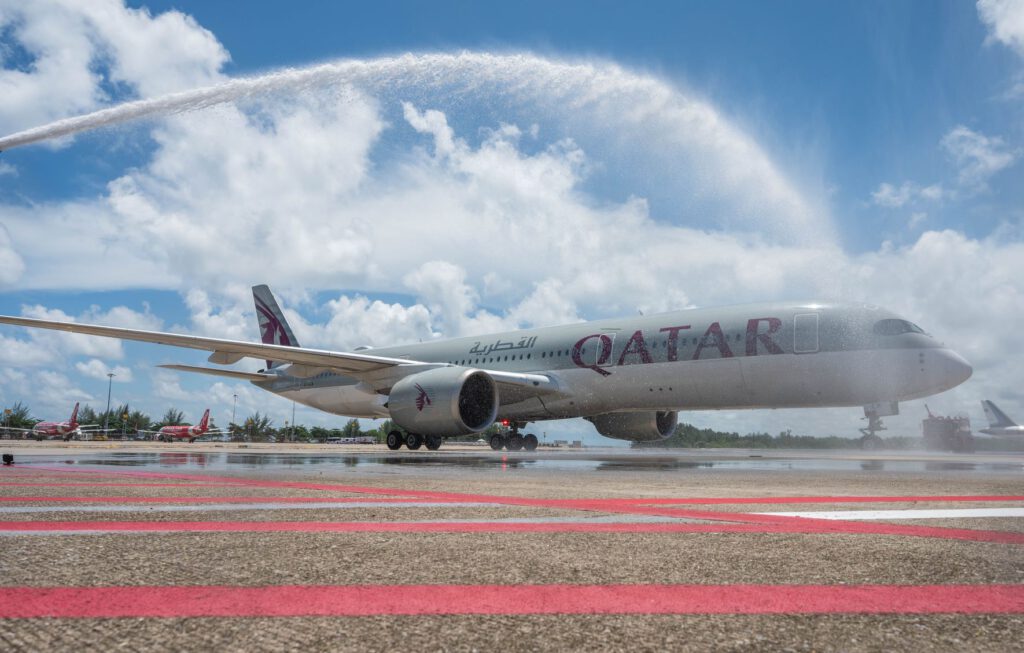 Qatar Airways’in Uluslararası Turizm Yasaklarının Kalkmasının Ardından Gerçekleştirdiği İlk Phuket Seferi Geleneksel Su Takı ile Karşılandı