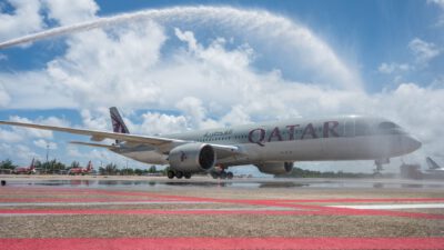 Qatar Airways’in Uluslararası Turizm Yasaklarının Kalkmasının Ardından Gerçekleştirdiği İlk Phuket Seferi Geleneksel Su Takı ile Karşılandı