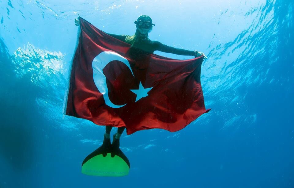 ŞAHİKA ERCÜMEN, BAHAMALAR’DA 21 ÜLKEDEN 46 SPORCUNUN KATILDIĞI DÜNYA KUPASINDA İP DESTEKLİ PALETSİZ SABİT AĞIRLIKLI KATEGORİDE  TÜRKİYE REKORU KIRDI!