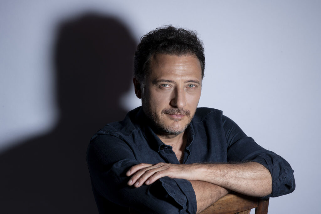 “DÜNYALILAR! SANAT GEZEGENİ İYİLEŞTİREBİLİR Mİ?” PODCAST’İNİ HAZIRLAYAN YİĞİT ÖZŞENER:  “SANATIN HAREKETE GEÇİRME GÜCÜ VAR”