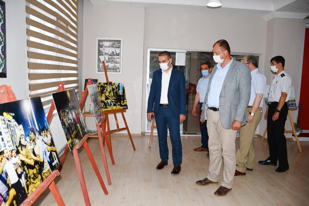 İznik Öğretmen evinde 15 Temmuz Fotoğraf Sergisi açıldı.