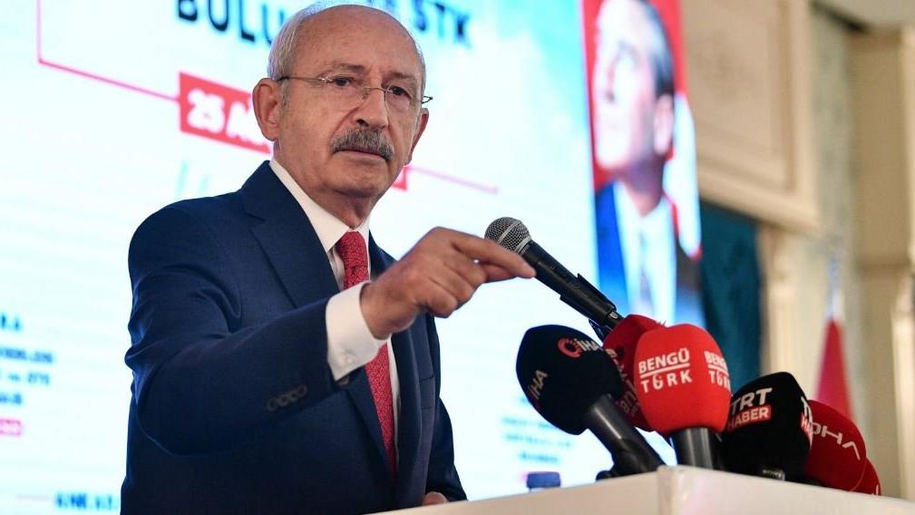 Binlerce sığınmacı elini kolunu sallayarak nasıl geldi, kim izin verdi?