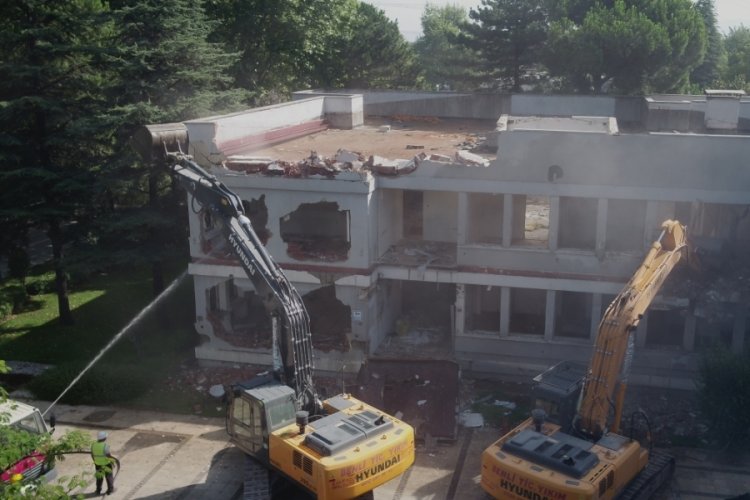 BUSKİ yerleşkesindeki riskli yapı yıkıldı