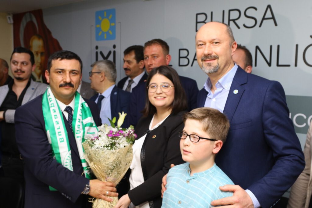 Bursa’daki Belediye Yatırımları İçin Bakanlık Kapısı Önünden Ayrılmayan Aktaş’ı Muş’a Götürdüğü Belediye Hizmeti İçin Ayakta Alkışlıyoruz!