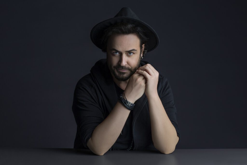 EVRENSEL BİLGİNİN KAPILARINI ARALAYAN KİTAP YAYINDA!  SANATÇI “CENK YÜKSEL”DEN YENİ KİTAP!
