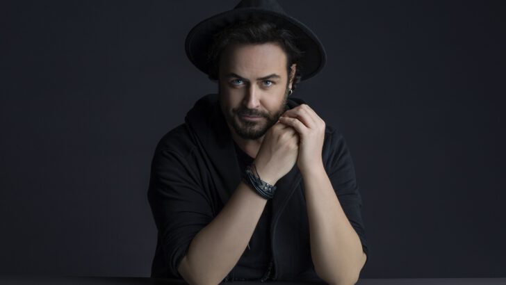 EVRENSEL BİLGİNİN KAPILARINI ARALAYAN KİTAP YAYINDA! SANATÇI “CENK YÜKSEL”DEN YENİ KİTAP!