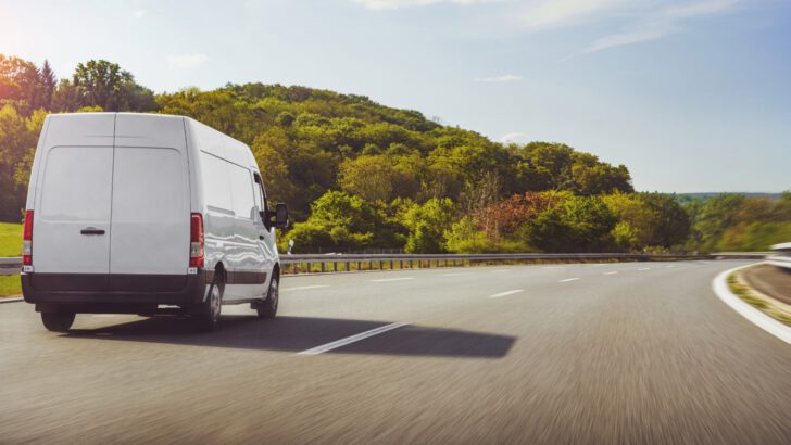 Hızlı teslim ürünlerde Avrupa’ya ihracatın önünü minivanlar açıyor Minivan taşımacılığıyla Avrupa’ya ihracat en fazla 72 saat sürüyor