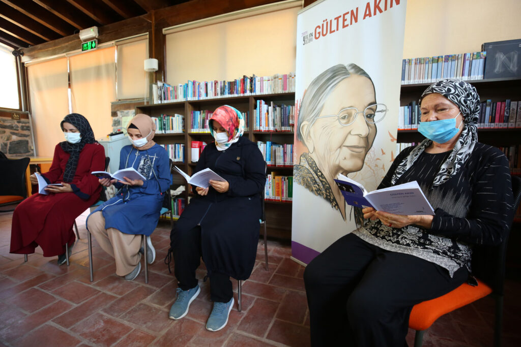 Nilüferli kadınlar Gülten Akın şiirleriyle buluşuyor
