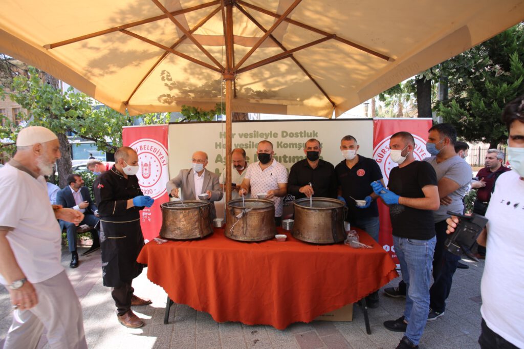 GÜRSU’DA AŞURE BEREKETİ PAYLAŞILDI