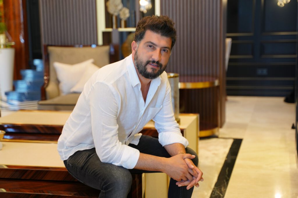 Lüks mobilya markası dünyaya açılıyor  Baba mesleğini lüks markaya dönüştürdü