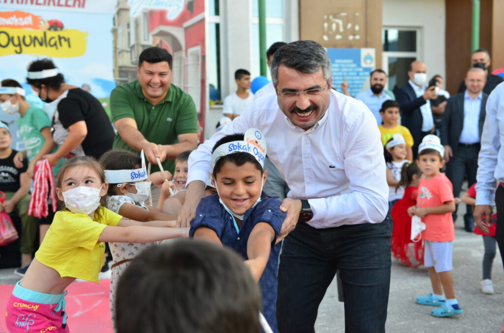 BAŞKAN YILMAZ’DAN ÇOCUKLARA SÜRPRİZ