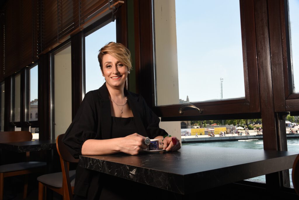 BANU YÜKSEL’’İN ‘İKİNCİ KİTABI  ‘’KİMSE FAHİŞE DOĞMAZ’’ RAFLARDA.