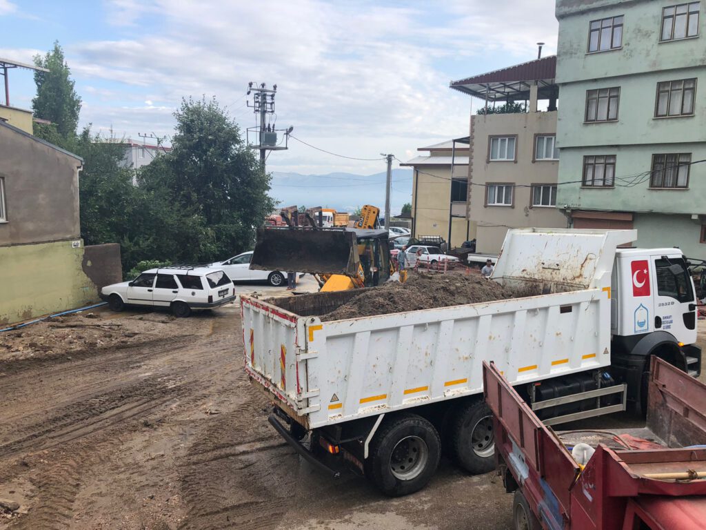 YILDIRIM’DAN SEL BÖLGESİNE HIZLI MÜDAHALE