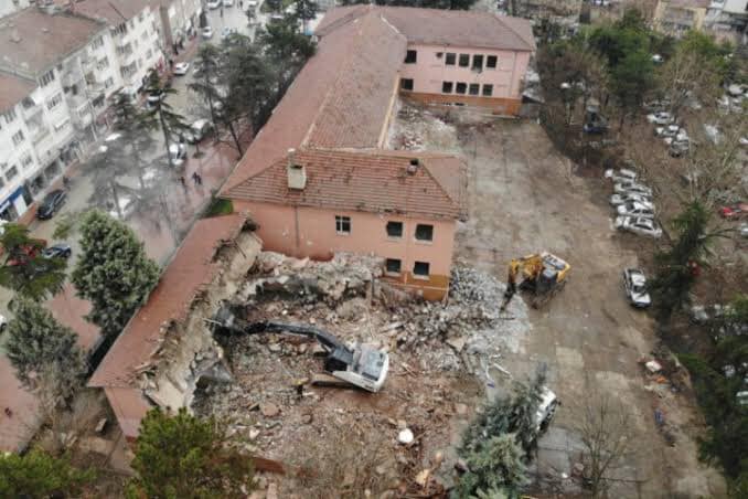 Velileri ve öğrencileri özel okul sarmalına sürüklemek için mi okul yapılmıyor?
