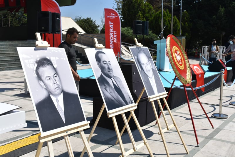 Demokratlar Adnan Menderes Huzurunda! Dualarla Andılar!