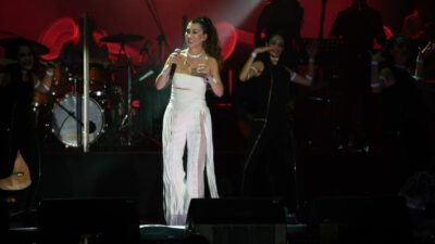 Hande Yener güzelliği ile büyüledi!