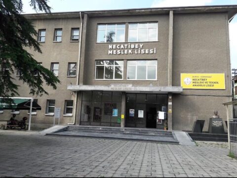 Okulların açıldığı gün velilerin kaygısı: Necatibey Kız Meslek yıkılır mı?