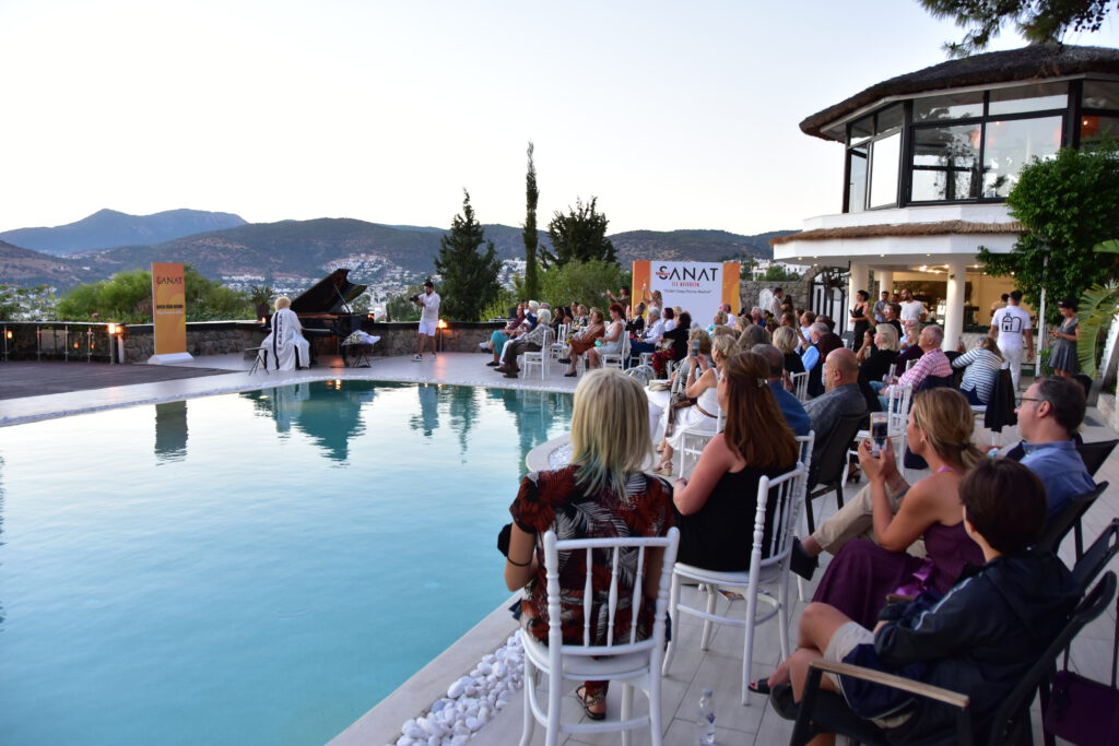 GÜLSİN ONAY, BODRUM’DA GÜN BATIMINA KARŞI VERDİĞİ PİYANO RESİTALİYLE BÜYÜLEDİ!