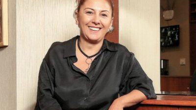 GÜNAY KARACAOĞLU, “MÜCADELE ETMEK İÇİN ELİMİZDE TEK DEĞNEK VAR, O DA GÜLMEK”. RÖPORTAJIN TAMAMI MİLLİYET SANAT EYLÜL 2021 SAYISI’NDA!