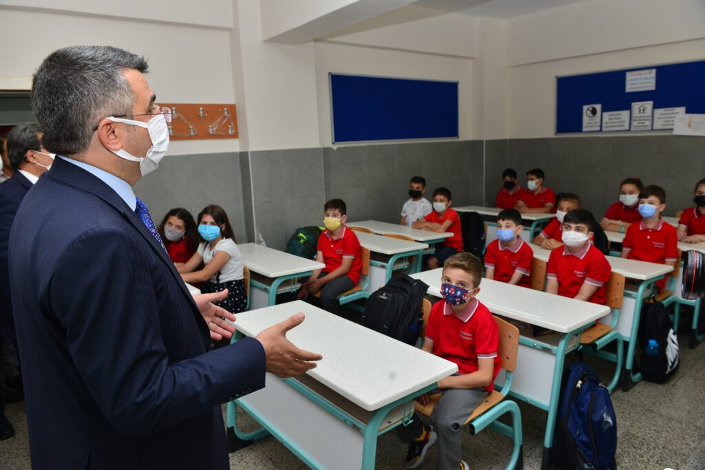 YILMAZ, MİNİK ÖĞRENCİLERİN HEYECANINA ORTAK OLDU