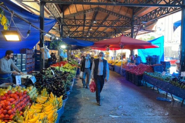 Gökdere Pazarı’nda alışverişe çıkan vatandaş da satış yapamayan esnaf da dertli!