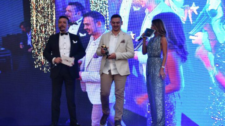 Mirza Parlakyiğit Ödülünü Sunucu Özlem Yıldız’ın elinden aldı!