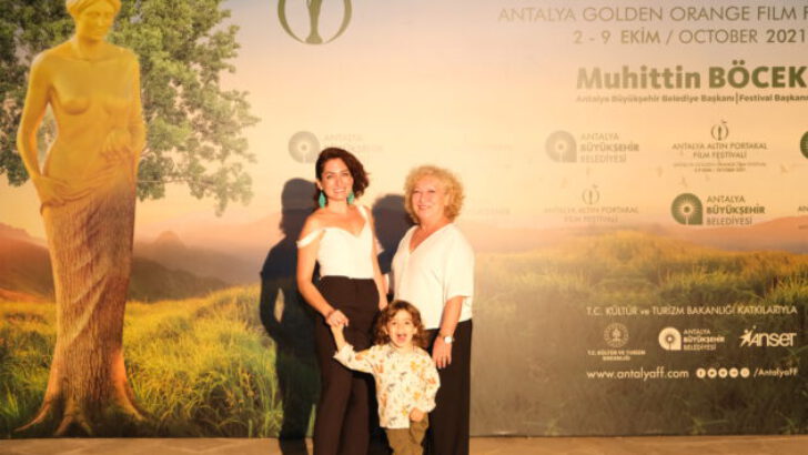 ASLI AKDAĞ’IN ALTIN PORTAKAL’DA YARIŞAN OTOBİYOGRAFİK BELGESELİ “BEKLEYİŞ”, DÜNYA PRÖMİYERİNDE İZLEYİCİYLE BULUŞTU!