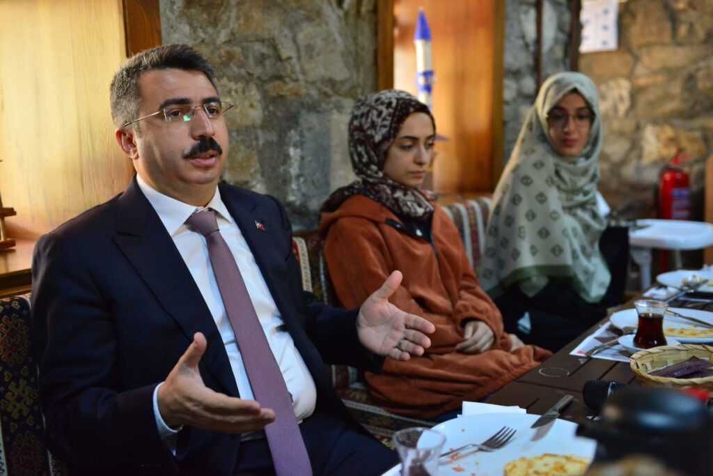 KRİTİK EDEBİYAT SOHBETLERİ DEVAM EDİYOR