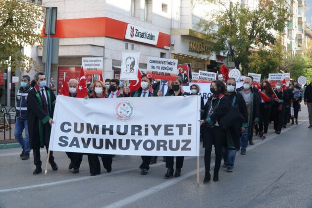 Bursa Barosu Cumhuriyeti savunuyor!
