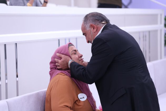 Yeşilçam filmlerini aratmayacak aşk hikayesi..  38 yıllık ilk aşkına Esra Erol’da kavuştu.