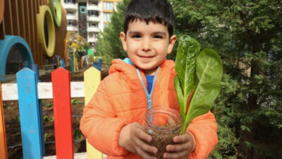 Minik çocuklar fide ve tohumları toprakla buluşturdu